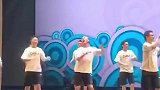 某幼儿园毕业表演，一位白发姥爷C位跳舞走红网络
