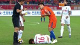 吴兴涵飞铲郑达伦被黄牌警告 权健大将痛苦倒地