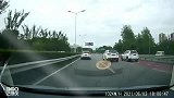 高速路中间车道摆三脚架，这司机是咋想的啊，想给我做麋鹿测试