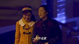 女孩送大妈回家，半路看见交通事故，没想到儿子也躺在哪里