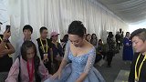 金鸡奖幕后独家花絮：宁静一袭蓝裙显优雅，红毯候场险些摔倒