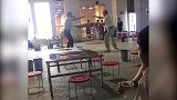 《搞笑视频》人类爆笑瞬间：起身回头，是对美女最高礼仪！