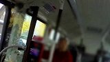 北京通州：嚣张女子乘公交拒戴口罩，挑衅民警“你枪毙我”