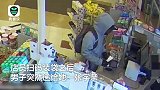 美国一男子药店抢劫先递纸条：对不起 家里孩子病了