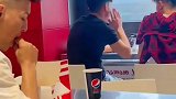 国外博主挑战在各种公共场合拿水呲人，这回他来到了肯德基