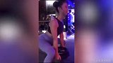 香汗淋漓！健身女郎苦练深蹲 紧身裤秀出完美身材