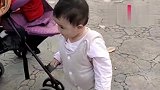 宝宝刚学会走路，让她坐在车子上就这样逃出来，真是拴不住了