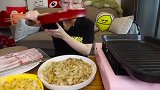 小哥哥今天吃：烤肉配上椒麻面条 舌尖的触电如此简单