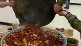这一锅是麻辣小龙虾吧，看着是真香啊，再开瓶啤酒整上就完美了！