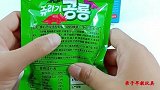 试吃恐龙造型的果味软糖，好吃又好玩