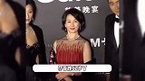 62岁何超琼参加招待会，一袭紫旗袍典雅大气，气场全开风韵犹存
