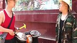 小偷路边偷车开不了锁，居然打电话叫开锁公司，车主尴尬站在一旁