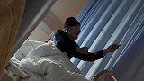 医院里网友突见对面临床老奶奶，坐起来比划奇怪的动作