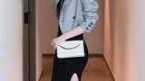 已婚女性这样穿，保守中又带点小性感，你喜欢吗？