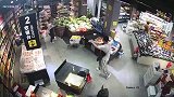 监控拍下小伙“救瓜”成功，没点真功夫不敢在超市里干!