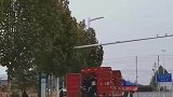 卡车司机冒着驾照被吊销的风险带着老乡回家