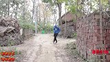 短剧：美女被坏人迷晕，村妹一句话吓得坏人拔腿就跑，结局真解气