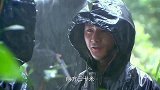 鬼子在树底下开会，万万没想到美女躲在树上，直接丢下一颗手雷