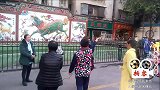 大妈路边K歌，这唱功可以进军“溜光大道”了