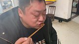 胖龙花3000元终于把阳台封了，冬至炒俩菜，吃着饺子，真美