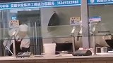 宁夏一高校食堂，后厨人员用炒菜锅涮拖把？视频中显示的“安泰华”公司表示正在调查