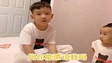 兄弟俩犯了错误，弟弟竟装作没事人，还教育哥哥，这一幕太逗了