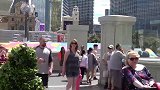 小哥也太懒了吧，坐着吓唬路人，把我笑坏了