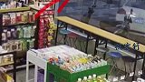 太危险了！司机倒车冲进便利店。惊险 交通安全 社会百态 你怎么看