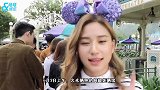 何超莲怼镜自拍，大玩“表情包”，笑容满脸难掩热恋中喜悦