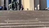 美女的轮滑技术也太好了,这就是王者归来吗?真是不得不服!