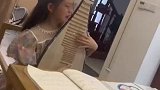 女孩一边哭一边练琵琶，妈妈到底是说了什么话