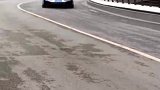 宝马i8低调上坡，无奈它只是个三缸发动机