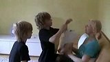 [搞笑]宝宝穿衣需要很多人帮
