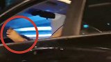 惊呆！三环路上司机用脚开车嘴里还叼着烟 北京交警：正核实