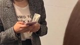 宋茜，当不容易呀，都拿着手机拍，围堵着，出不去了！
