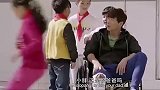帅哥伤着腿来开家长会，同学问是谁，不料儿子却说他是隔壁邻居！