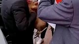 九十岁老人出院回家，乡亲们自发带土鸡鸭到村头迎接