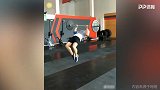 腰真好！老哥带着20公斤杠铃后空翻