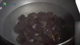 莲藕别炒着吃，加1把黑木耳，比大鱼大肉受欢迎，出锅口水直流