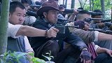 康铭护送伤员在树林中行径，突然遇到了土匪埋伏