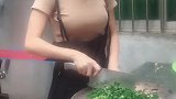 最近这个面馆后厨小美女火了，不仅长得漂亮身材还那么的好！