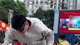 农村大哥当铜人一站就是好几个小时，看他晒得黝黑黝黑的。