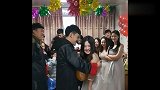 伴郎抱着伴娘夹气球，伴娘也玩嗨了，网友：男友见了会拼命吗？