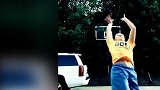 篮球-17年-投三分这么容易了 国外小女孩背筐轻松进三分-新闻