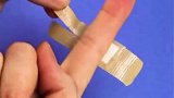 我来教你怎么贴创可贴吧，看完视频的你学会怎么贴了吗