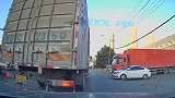 敢这么超大货车，都是胆大加保险高，感谢大货的“不杀之恩”！