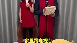 父女在家模仿春晚主持，爸爸一开口超惊艳