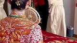 接亲现场，伴郎团直接用被子打包新娘