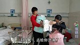 东东出生第四天，倔媳妇和大姐抱着去洗澡，没想到刚出生这么听话