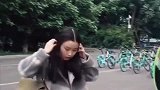 美女电动车被偷，当看到他接下来的反应，笑死我了！